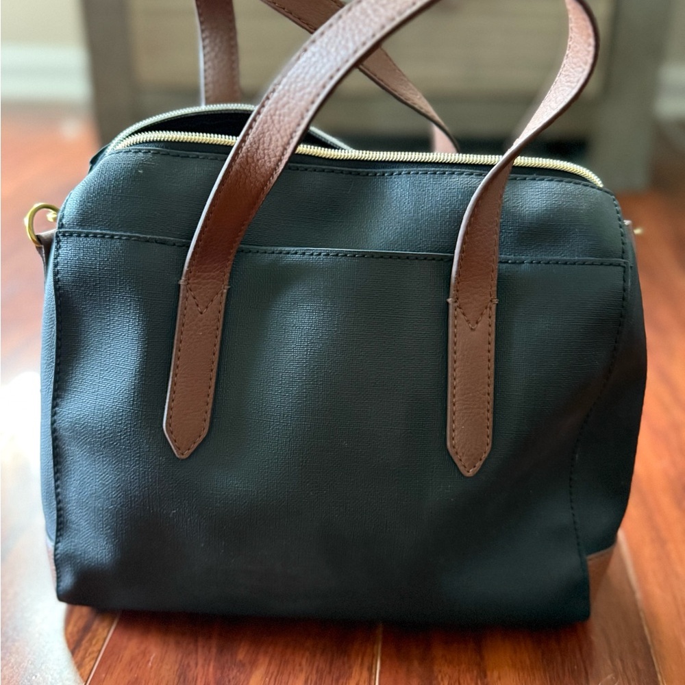 Fossil Black and Brown Shoulder Bag with Classic Design